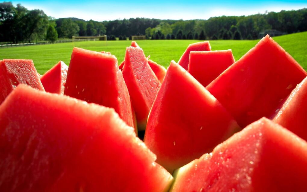 Juicy slices of watermelon will help remove toxins from the body